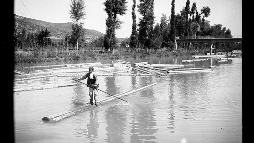ganchero surcando el río