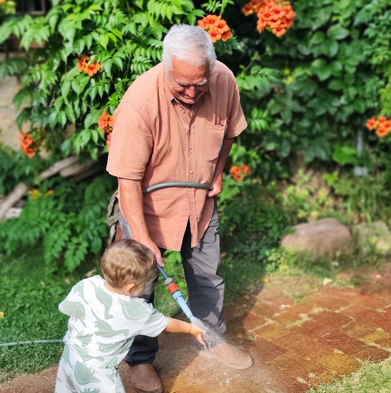 persona mayor jugando con un niño pequeño