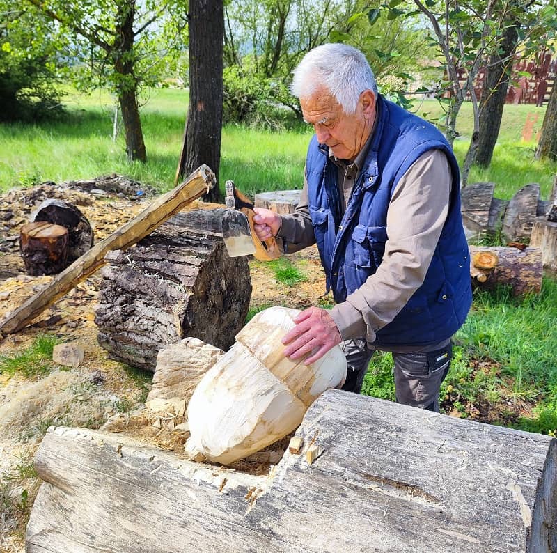 Moisés tallando a mano una pieza de artesanía de madera
